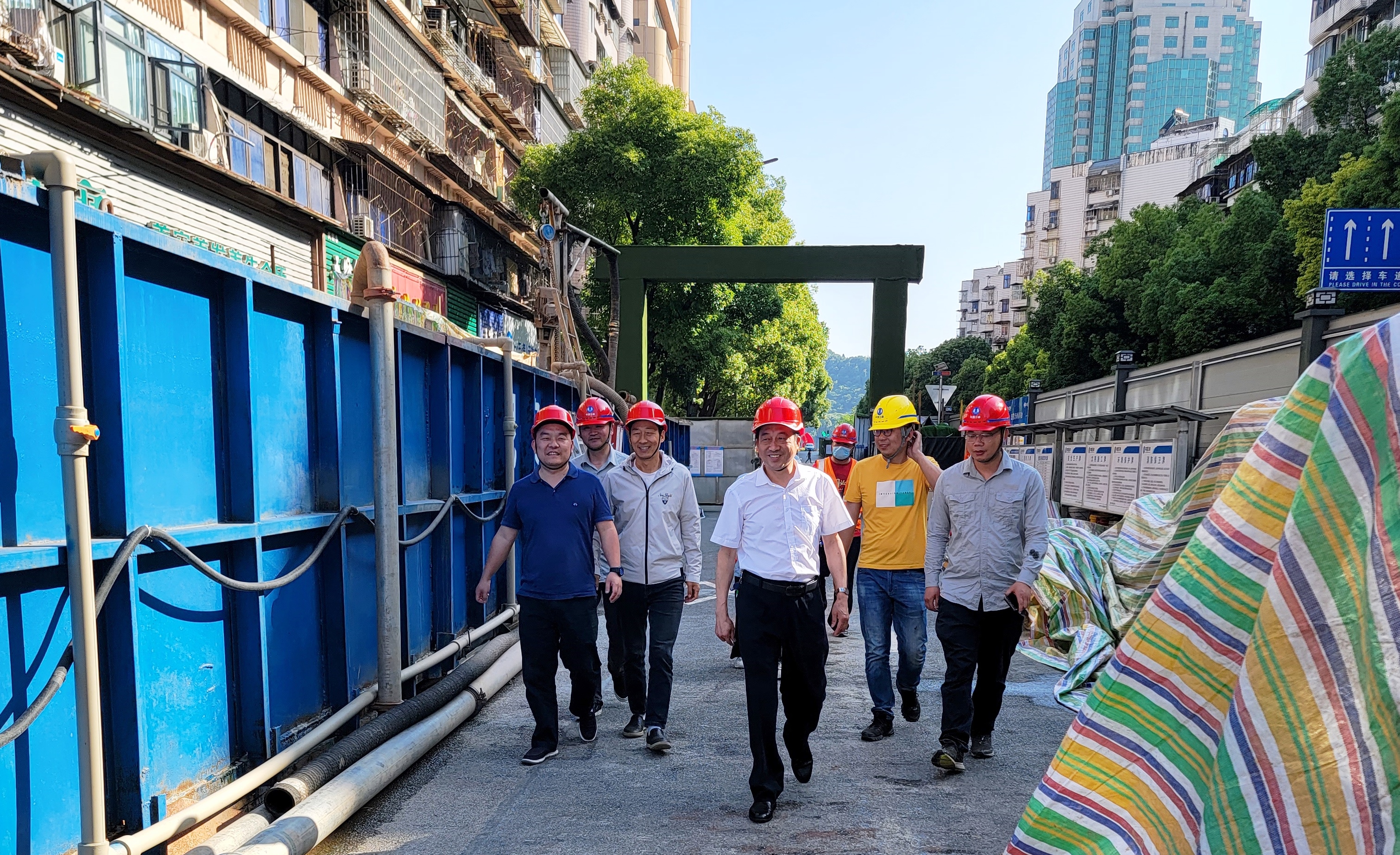 省物探隊副隊長申傳明到宜昌兩網工程果園二路段頂管項目督導檢查工作